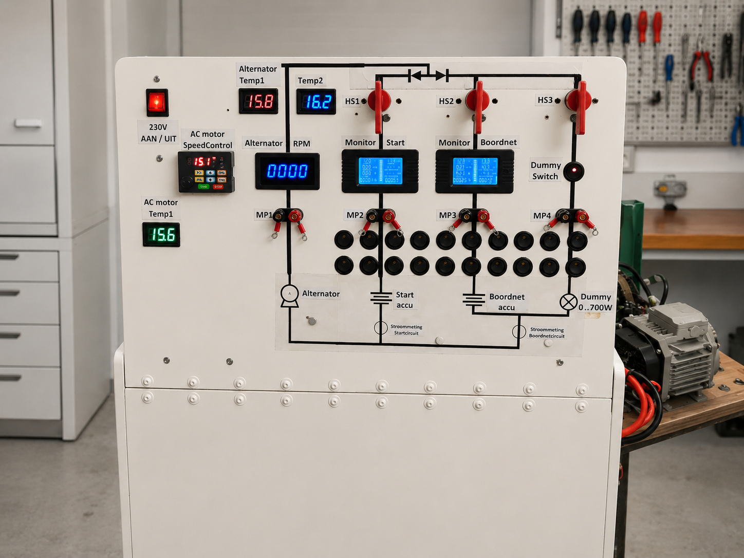 Werkende Boordnet-simulator voor het onderzoeken van elektrische installaties aan boord