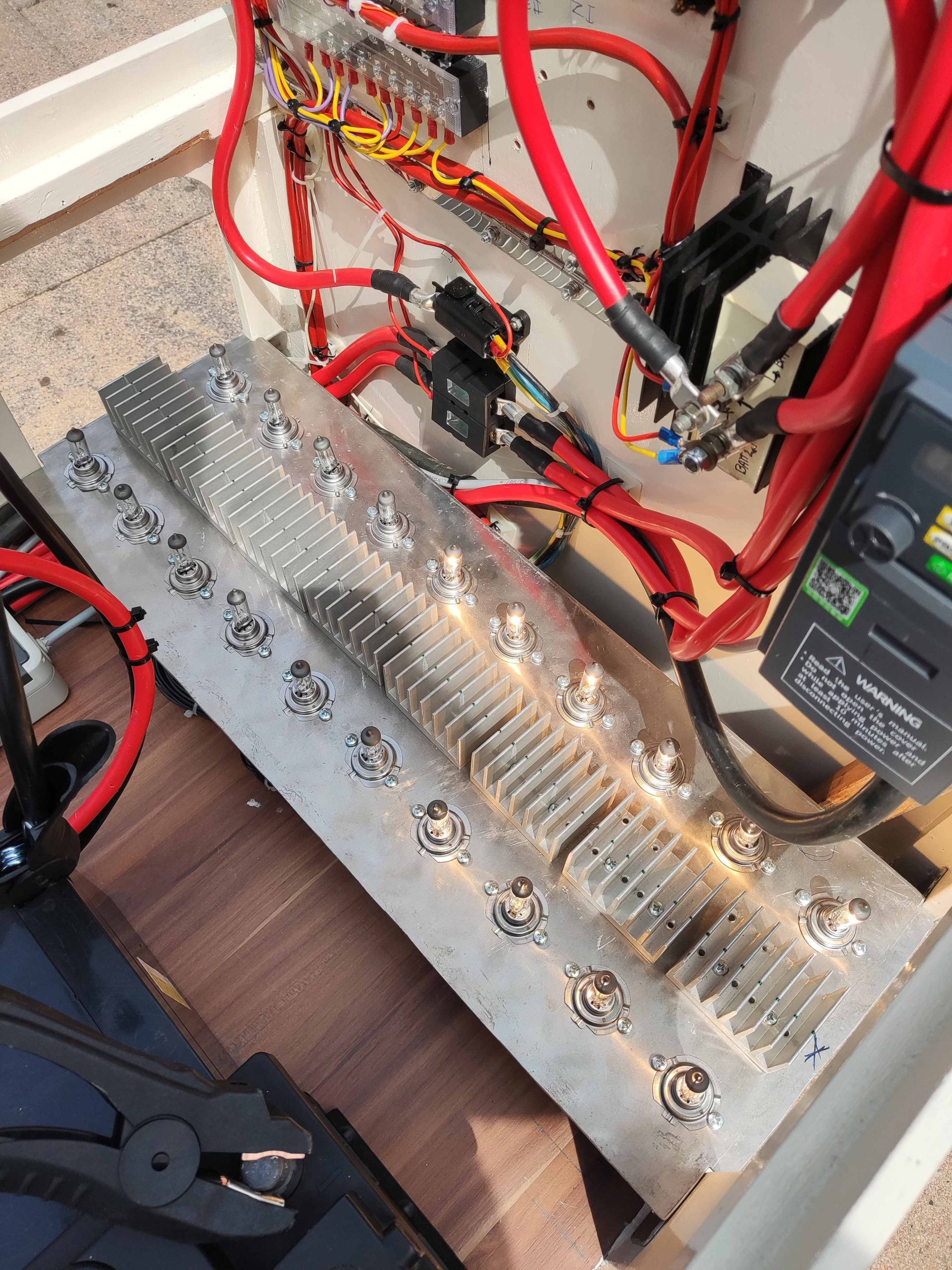 Elektrische bekabeling en componenten in de Boordnet-simulator