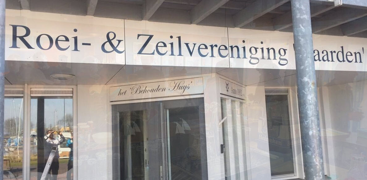 Entree van het clubhuis van RZV Naarden